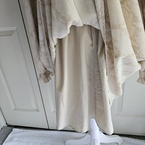 Banana Republic Smocked Ruffle Tan Snake Print Long Sleeve Dress Size Medium - Picture 9 of 13